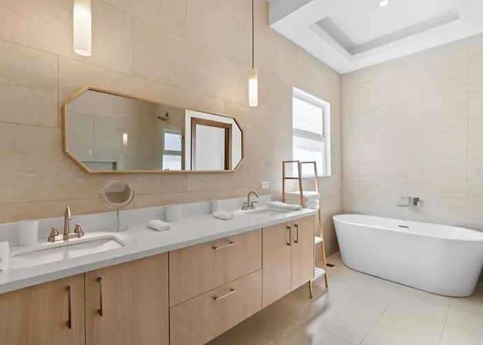 Luxurious With Bright, Modern Design And Private Infinity Pool In High-end Community Ferienhaus