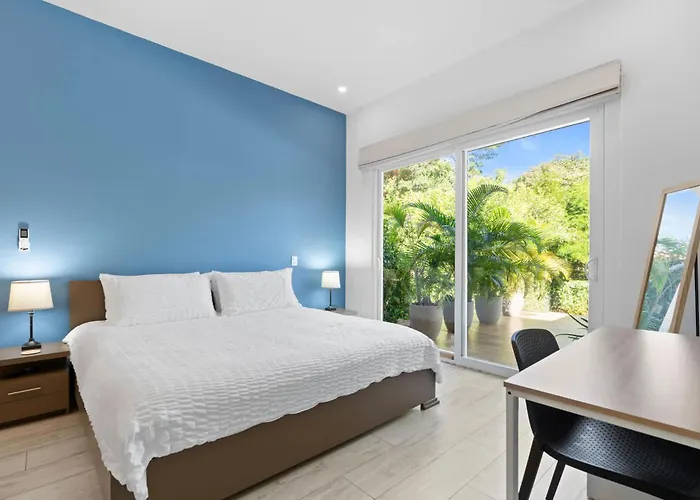 Luxurious With Bright, Modern Design And Private Infinity Pool In High-end Community Ferienhaus