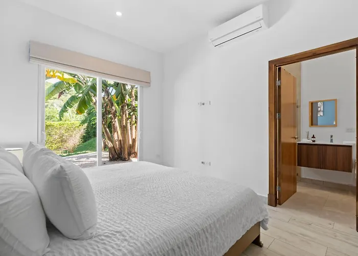 Luxurious With Bright, Modern Design And Private Infinity Pool In High-end Community *