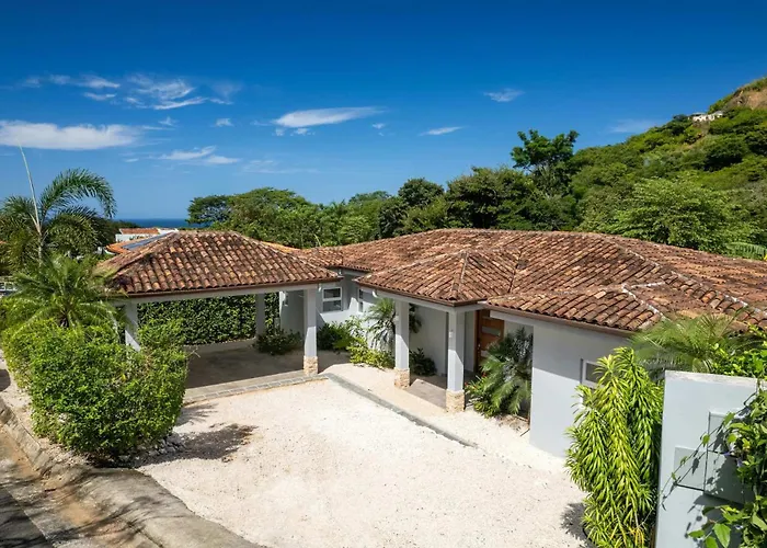 Luxurious With Bright, Modern Design And Private Infinity Pool In High-end Community Ferienhaus