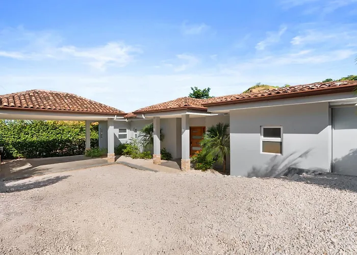 Luxurious With Bright, Modern Design And Private Infinity Pool In High-end Community Ferienhaus *