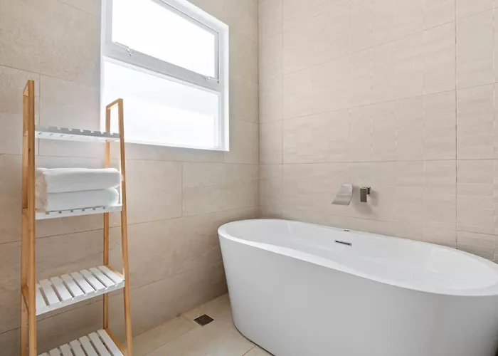 Luxurious With Bright, Modern Design And Private Infinity Pool In High-end Community *