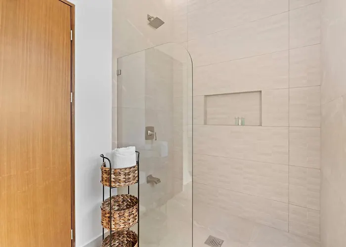 Luxurious With Bright, Modern Design And Private Infinity Pool In High-end Community