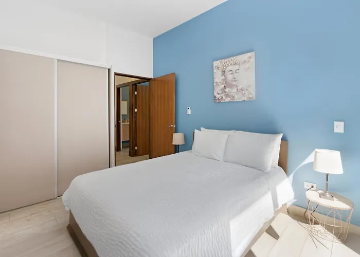 Luxurious With Bright, Modern Design And Private Infinity Pool In High-end Community Ferienhaus