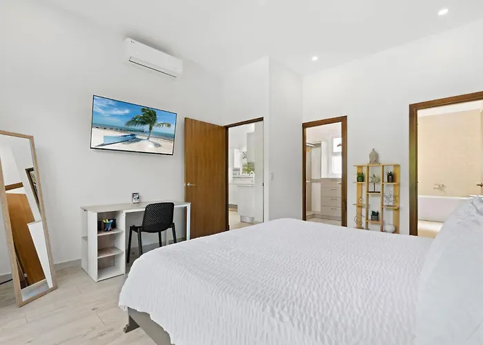 Ferienhaus Luxurious With Bright, Modern Design And Private Infinity Pool In High-end Community