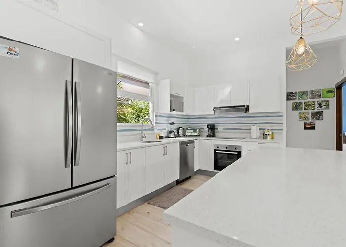Luxurious With Bright, Modern Design And Private Infinity Pool In High-end Community *