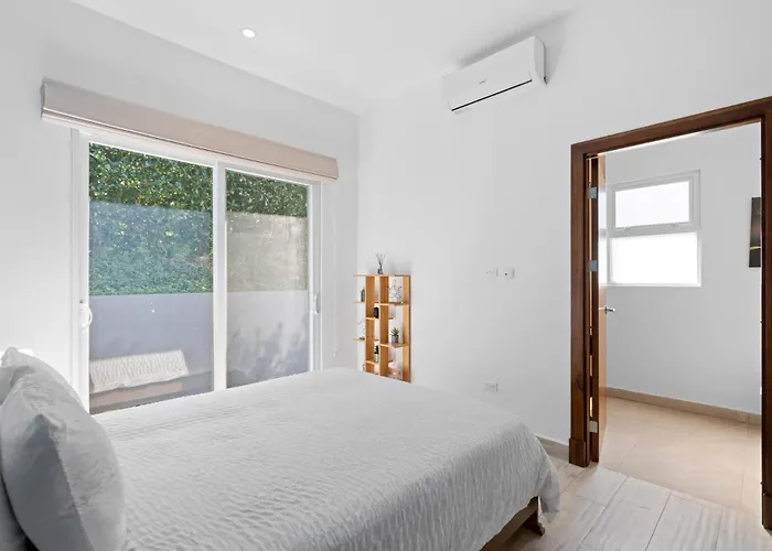 Luxurious With Bright, Modern Design And Private Infinity Pool In High-end Community Ferienhaus