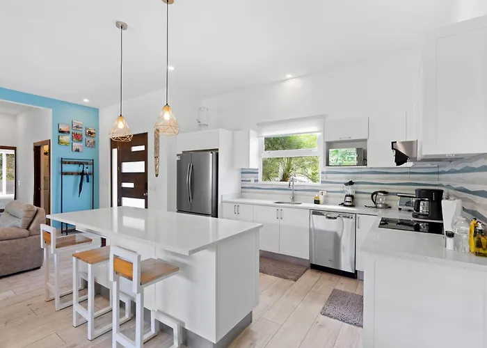 Luxurious With Bright, Modern Design And Private Infinity Pool In High-end Community Ferienhaus *