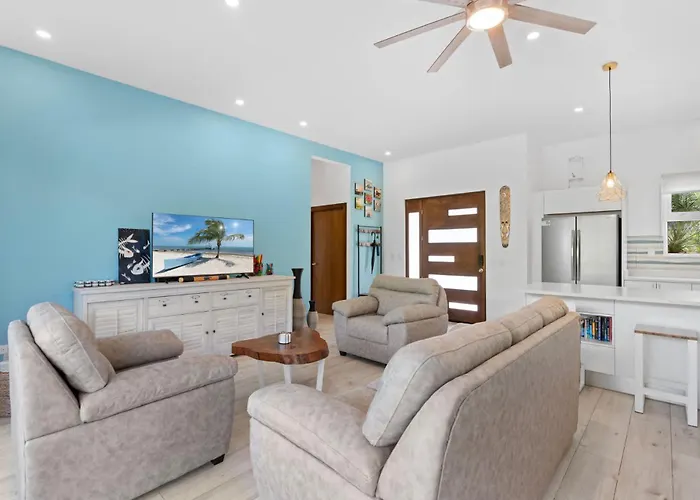 Luxurious With Bright, Modern Design And Private Infinity Pool In High-end Community *