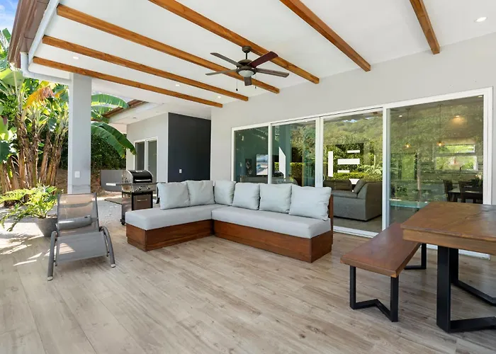 Luxurious With Bright, Modern Design And Private Infinity Pool In High-end Community Ferienhaus *