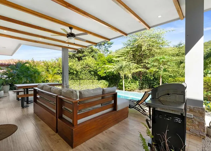 Luxurious With Bright, Modern Design And Private Infinity Pool In High-end Community Ferienhaus *
